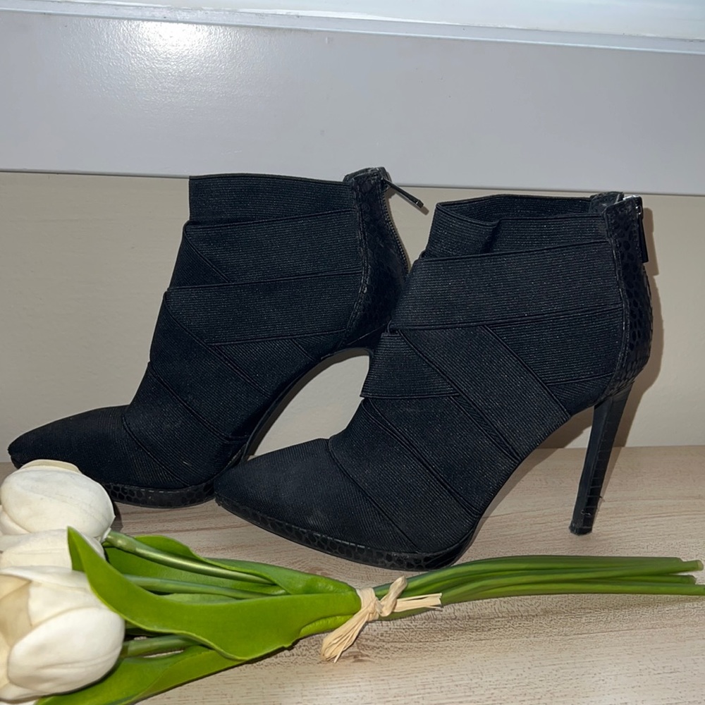 Jessica Simpson black pointed booties size 6.5 super cute and stylish!